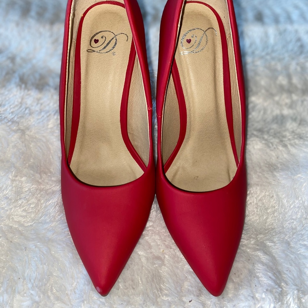 Heart in D Red Pointed Toe Heels Size 6